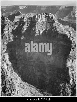 Cette photographie verticale d'Ansel Adams capture la vue depuis le plateau nord du parc national du Grand Canyon en 1941. La superbe image met en valeur la grandeur et la beauté naturelle de l'un des parcs nationaux les plus emblématiques d'Amérique. Banque D'Images
