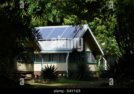 Panneaux électriques solaires sur le toit d'une cabane à l'environnement de la station de recherche des îles Vierges, de Saint John, îles Vierges américaines Banque D'Images