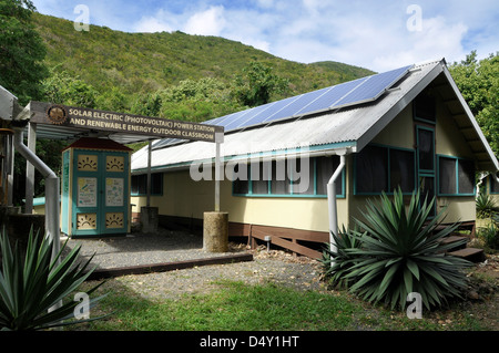 Panneaux électriques solaires sur le toit d'une cabane à l'environnement de la station de recherche des îles Vierges, de Saint John, îles Vierges américaines Banque D'Images