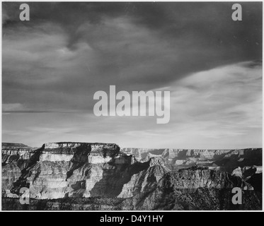 La photographie emblématique en noir et blanc d’Ansel Adams capture une vue panoramique depuis le plateau nord du Grand Canyon, mettant en valeur ses vastes formations géologiques en Arizona. Banque D'Images