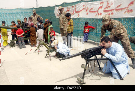 Les visiteurs prendre un vif intérêt à munitions pendant huit jours du Festival dans le cadre de la résolution du 23 mars Jour du Pakistan organisé par Pak Pak armée tenue au siège de l'armée dans la région de Chaman le mercredi, 20 mars 2013. Banque D'Images