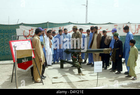 Les visiteurs prendre un vif intérêt à munitions pendant huit jours du Festival dans le cadre de la résolution du 23 mars Jour du Pakistan organisé par Pak Pak armée tenue au siège de l'armée dans la région de Chaman le mercredi, 20 mars 2013. Banque D'Images