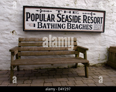 Ancien panneau à l'entrée de la ville aux plages à Ilfracombe, Devon, UK Banque D'Images