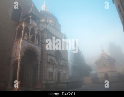 Bergame - chapelle Colleoni et la cathédrale Santa Maria Maggiore dans la ville dans le brouillard du matin Banque D'Images