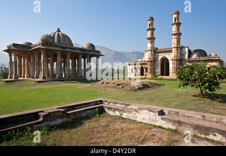 Kevda Masjid et le cénotaphe. Pavagadh Champaner parc archéologique. L'Inde Banque D'Images