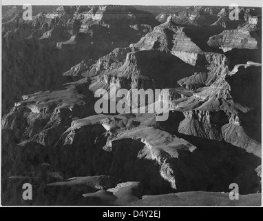 Une photographie rapprochée prise par Ansel Adams des formations de pic dans le parc national du Grand Canyon, Arizona. L'image capture le terrain accidenté et le paysage majestueux. Banque D'Images
