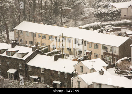 Il neige sur des maisons à Ambleside, Lake District, UK. Banque D'Images