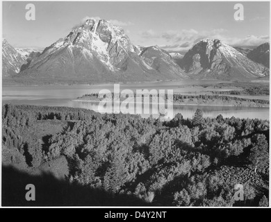 Une photographie d'Ansel Adams montrant une vue du mont Moran dans le parc national de Grand Teton, Wyoming, avec des sommets enneigés. L'image capture la grandeur du paysage montagneux et de la vallée environnante. Banque D'Images