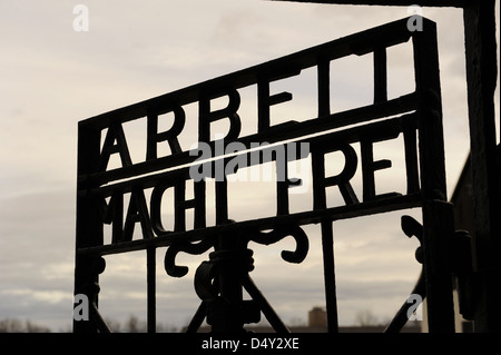 Camp de concentration de Dachau. Camp de prisonniers nazis a ouvert ses portes en 1933. Slogan Arbeit macht frei (le travail rend libre). Porte principale. Banque D'Images