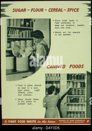 Une affiche de la seconde Guerre mondiale faisant la promotion de la nourriture en conserve dans le cadre du rationnement en temps de guerre. Produite par le Bureau of Home Economics et mettant en évidence des articles rationnés comme le sucre, la farine et les céréales, cette campagne visait à soutenir l'effort de guerre. Banque D'Images