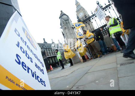 Londres, Royaume-Uni. Le 20 mars 2013. Des pancartes de protestation devant les maisons du parlement comme chancelier George Osborne livrer son 4e budget dans un contexte de restrictions budgétaires, un ralentissement de la croissance et de la hausse des prévisions de crédit d'emprunt : amer ghazzal / Alamy Live News Banque D'Images