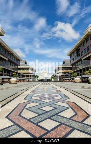 Vue de la mosquée Omar Ali Saifuddien et les rues de Bandar Seri Bengawan, Brunei, Bornéo, l'Asie. Banque D'Images