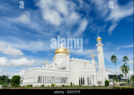 Vue de la mosquée Omar Ali Saifuddien, Bandar Seri Bengawan, Brunei, Bornéo, l'Asie. Banque D'Images