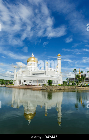 Vue de la mosquée Omar Ali Saifuddien, Bandar Seri Bengawan, Brunei, Bornéo, l'Asie. Banque D'Images