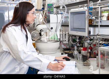 technicien de laboratoire travaillant en laboratoire, norfolk, angleterre Banque D'Images