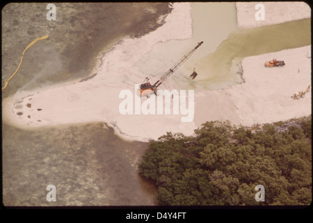Une photographie du projet DOCUMERICA montrant le développement des terres à Big Pine Key, en Floride, en cours de dragage. Un canal est vu bouché pour empêcher l'écoulement de l'eau dans le golfe du Mexique. Banque D'Images