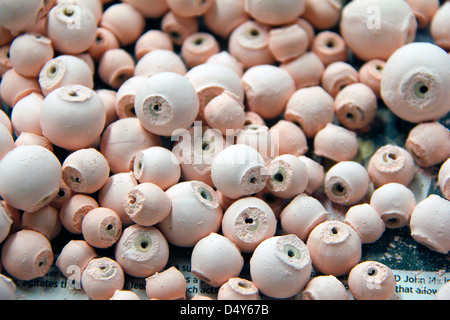 Afrique, Kenya, Nairobi. Perles d'argile non peinte à l'usine de fabrication des perles Kazuri Karen en district de Nairobi. Banque D'Images