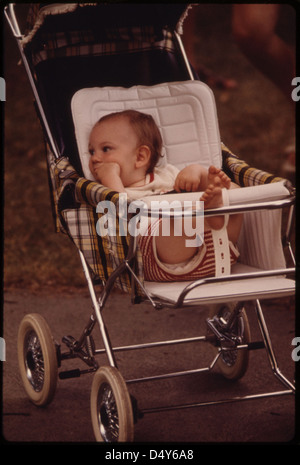 Jeune sur une poussette vous attend sa famille à New Ulm Minnesota... Banque D'Images