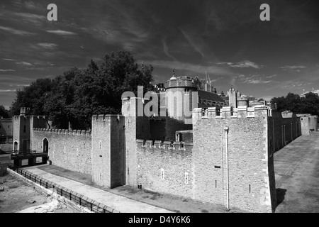 Les murs et les jardins de la Tour de Londres, Rive nord, ville de Londres, Angleterre, Royaume-Uni Banque D'Images