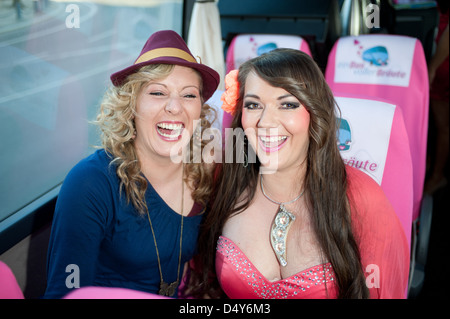 Alessandra, Angie participant à la télé allemande VOX afficher 'ein voller Bus Braeute » à Brandenburger Tor (Porte de Brandebourg). Berlin, Banque D'Images