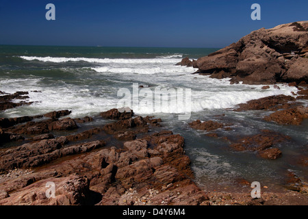 L'Afrique, Maroc, Casablanca. Surfside vue depuis la mer restaurant d'El Hank Lighthouse et plage. Banque D'Images