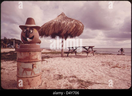 Une photographie de Sunshine Key, Floride, du projet DOCUMERICA, montrant la plage, les tables de pique-nique et les préoccupations environnementales telles que les déchets sur la plage. Banque D'Images
