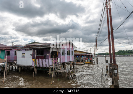 Les maisons sur pilotis de Kampung Ayer quartier, Bandar Seri Bengawan, Brunei, Asie Banque D'Images