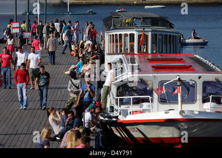 Hambourg, Allemagne, les visiteurs sur une jetée sur l'Alster intérieur Banque D'Images