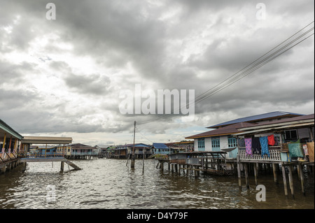 Les maisons sur pilotis de Kampung Ayer quartier, Bandar Seri Bengawan, Brunei, Asie Banque D'Images
