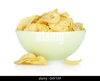 Croustilles de pommes de terre dans un bol. Isolé sur fond blanc Banque D'Images