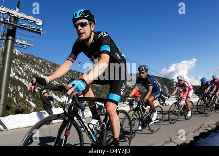 Vallter, Espagne. Le 20 mars 2013. Le cycliste Britannique Bradley Wiggins attaque à l'arrivée de la course de 180km de Sant Feliu de l'Espagnol de ski de Vallter à 2200 mètres de haut, suivi par vainqueur de l'étape Nairo Quintana Crédit : Howard Sayer / Alamy Live News Banque D'Images