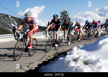 Vallter, Espagne. Le 20 mars 2013. Le cycliste Britannique Bradley Wiggins attaque à l'arrivée de la course de 180km de Sant Feliu de l'Espagnol de ski de Vallter à 2200 mètres de haut. Credit : Howard Sayer / Alamy Live News Banque D'Images