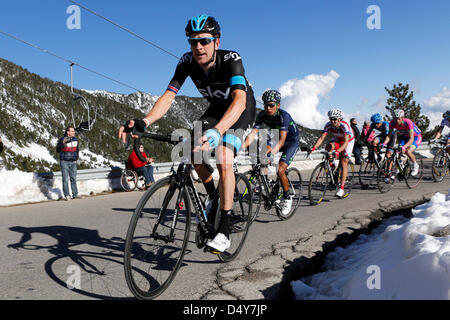 Vallter, Espagne. Le 20 mars 2013. Le cycliste Britannique Bradley Wiggins attaque à l'arrivée de la course de 180km de Sant Feliu de l'Espagnol de ski de Vallter à 2200 mètres de haut. Credit : Howard Sayer / Alamy Live News Banque D'Images