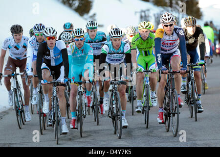 Vallter, Espagne. Le 20 mars 2013. La finale approche les coureurs à la fin de 180km course de Sant Feliu à l'Espagnol de ski de Vallter à 2200 mètres de haut. Credit : Howard Sayer / Alamy Live News Banque D'Images