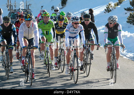 Vallter, Espagne. Le 20 mars 2013. La finale approche les coureurs à la fin de 180km course de Sant Feliu à l'Espagnol de ski de Vallter à 2200 mètres de haut. Credit : Howard Sayer / Alamy Live News Banque D'Images