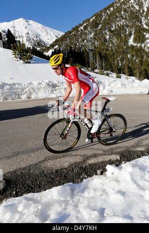 Vallter, Espagne. Le 20 mars 2013. La finale approche les coureurs à la fin de 180km course de Sant Feliu à l'Espagnol de ski de Vallter à 2200 mètres de haut. Credit : Howard Sayer / Alamy Live News Banque D'Images