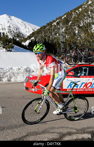 Vallter, Espagne. Le 20 mars 2013. La finale approche les coureurs à la fin de 180km course de Sant Feliu à l'Espagnol de ski de Vallter à 2200 mètres de haut. Credit : Howard Sayer / Alamy Live News Banque D'Images