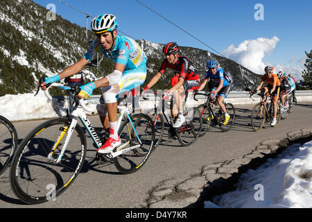 Vallter, Espagne. Le 20 mars 2013. La finale approche les coureurs à la fin de 180km course de Sant Feliu à l'Espagnol de ski de Vallter à 2200 mètres de haut. Credit : Howard Sayer / Alamy Live News Banque D'Images