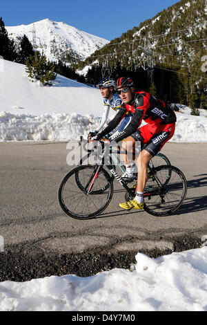 Vallter, Espagne. Le 20 mars 2013. La finale approche les coureurs à la fin de 180km course de Sant Feliu à l'Espagnol de ski de Vallter à 2200 mètres de haut. Credit : Howard Sayer / Alamy Live News Banque D'Images