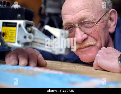 Weymouth, Dorset, UK. Le 20 mars 2013. Tentative de record du monde d'orthographe, Dave Evans au travail sur le plus grand puzzle en bois dans le monde à Weymouth, Dorset, UK. Le Puzzle du Jubilé de diamant de la reine lui prendra quelques semaines à découper. L'évolution des centaines de lames et en essayant de garder ses doigts loin de l'agitation de la lame !. Les 40 000 piece Jigsaw sera autour de 3 mètres par 4 mètres lorsque vous avez terminé. 20 mars, 2013 Photo par Geoff Moore/Dorset Media Service/Alamy Live News Banque D'Images