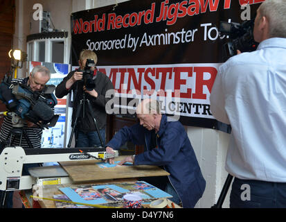 Weymouth, Dorset, UK. Le 20 mars 2013. Tentative de record du monde d'orthographe, Dave Evans au travail sur le plus grand puzzle en bois dans le monde à Weymouth, Dorset, UK. Le Puzzle du Jubilé de diamant de la reine lui prendra quelques semaines à découper. L'évolution des centaines de lames et en essayant de garder ses doigts loin de l'agitation de la lame !. Les 40 000 piece Jigsaw sera autour de 3 mètres par 4 mètres lorsque vous avez terminé. 20 mars, 2013 Photo par Geoff Moore/Dorset Media Service/Alamy Live News Banque D'Images