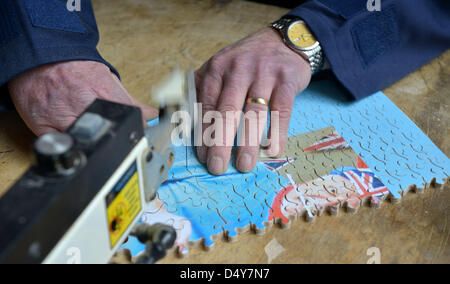 Weymouth, Dorset, UK. Le 20 mars 2013. Tentative de record du monde d'orthographe, Dave Evans au travail sur le plus grand puzzle en bois dans le monde à Weymouth, Dorset, UK. Le Puzzle du Jubilé de diamant de la reine lui prendra quelques semaines à découper. L'évolution des centaines de lames et en essayant de garder ses doigts loin de l'agitation de la lame !. Les 40 000 piece Jigsaw sera autour de 3 mètres par 4 mètres lorsque vous avez terminé. 20 mars, 2013 Photo par Geoff Moore/Dorset Media Service/Alamy Live News Banque D'Images