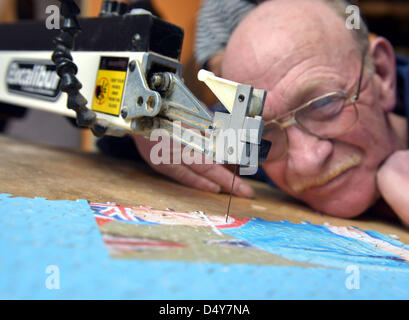 Weymouth, Dorset, UK. Le 20 mars 2013. Tentative de record du monde d'orthographe, Dave Evans au travail sur le plus grand puzzle en bois dans le monde à Weymouth, Dorset, UK. Le Puzzle du Jubilé de diamant de la reine lui prendra quelques semaines à découper. L'évolution des centaines de lames et en essayant de garder ses doigts loin de l'agitation de la lame !. Les 40 000 piece Jigsaw sera autour de 3 mètres par 4 mètres lorsque vous avez terminé. 20 mars, 2013 Photo par Geoff Moore/Dorset Media Service/Alamy Live News Banque D'Images