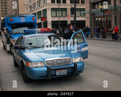 Seattle Police Department vehcile et agents à une démonstration de la police dans le centre-ville de Seattle, Washington, USA Banque D'Images