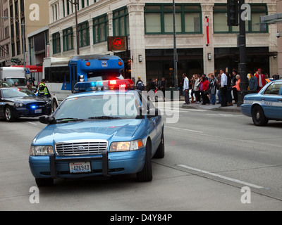 Seattle Police Department vehcile et agents à une démonstration de la police dans le centre-ville de Seattle, Washington, USA Banque D'Images