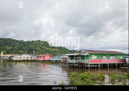Les maisons sur pilotis de Kampung Ayer quartier, Bandar Seri Bengawan, Brunei, Asie Banque D'Images