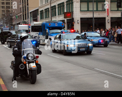 Seattle Police Department vehcile et agents à une démonstration de la police dans le centre-ville de Seattle, Washington, USA Banque D'Images