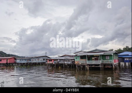 Les maisons sur pilotis de Kampung Ayer quartier, Bandar Seri Bengawan, Brunei, Asie Banque D'Images