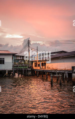 Les maisons sur pilotis de Kampung Ayer quartier, Bandar Seri Bengawan, Brunei, Asie Banque D'Images