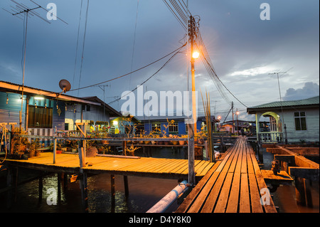 Les maisons sur pilotis de Kampung Ayer quartier, Bandar Seri Bengawan, Brunei, Asie Banque D'Images